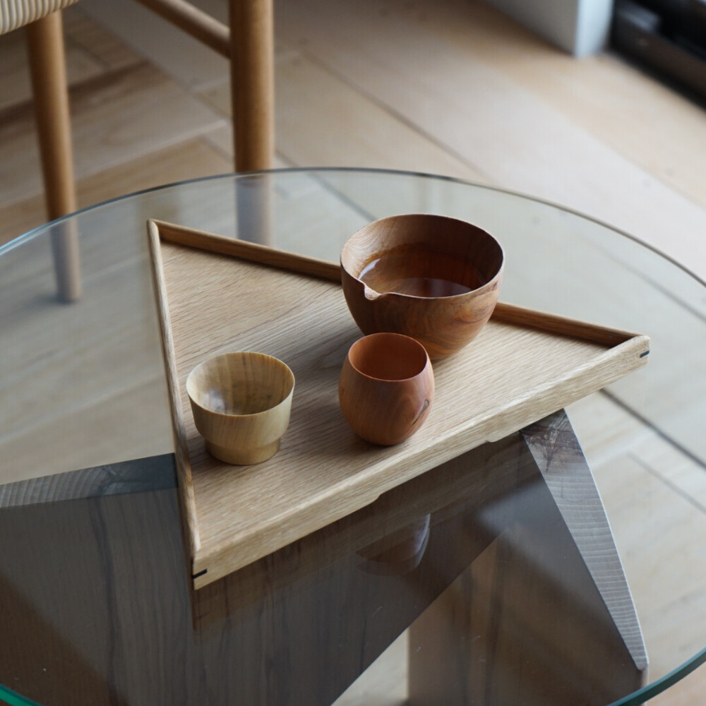 重ねてしまえる無垢材のトレイ 三角